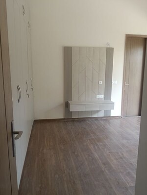 Room in 3.5 BHK Apartment at The Center Court Prime, Sector 88a – for Rent