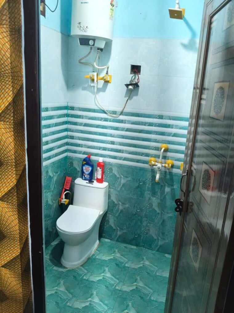 Bathroom, baraula 3 Bedroom 100 Sq.Yd. Builder Floor In Baraula Noida 10332189