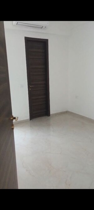 Room in 3 BHK Apartment at Smart World Orchard, Sector 61 – for Sale