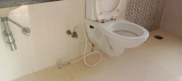 Bathroom, mahagun-mirabella 3 Bedroom 1730 Sq.Ft. Apartment In Sector 79 Noida 10332221