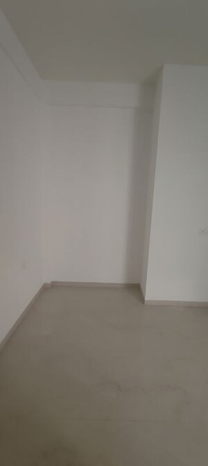 Room in 2 BHK Apartment at Smart World Orchard, Sector 61 – for Rent