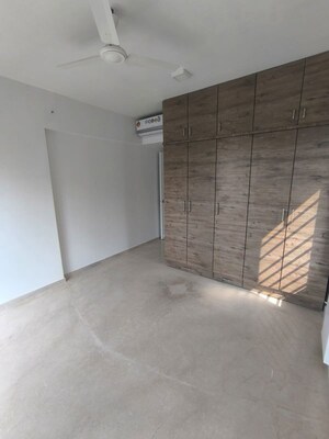 Room in 3.5 BHK Apartment at Imperial Heights Goregaon West, Goregaon West – for Rent
