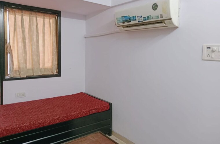 Bedroom, khar east Pg For Boys In Khar East 10332481