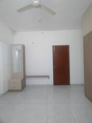 Room in 2 BHK Apartment at Prestige Park Square, Bannerghatta Road – for Rent