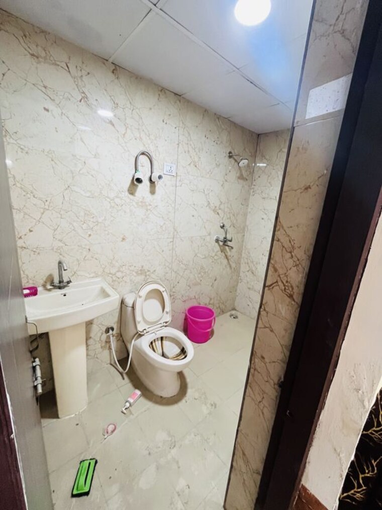Bathroom, sector 73 3 Bedroom 1400 Sq.Ft. Builder Floor In Sector 73 Noida 10332603