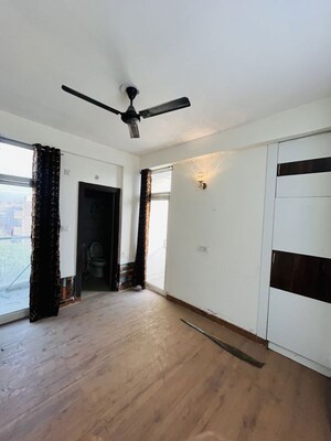 Room in 3 BHK Builder Floor at Sector 73 – for Rent