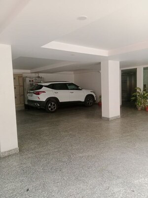 Parking in 4 BHK Builder Floor at Green Park Extension – for Rent
