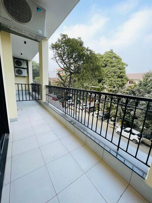 Balcony in Studio Builder Floor at Sector 32 – for Rent