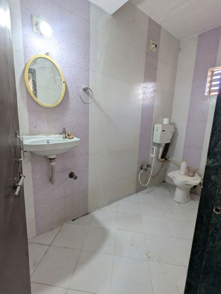 Bathroom, satellite 3 Bedroom 1800 Sq.Ft. Independent House In Satellite Ahmedabad 10332735