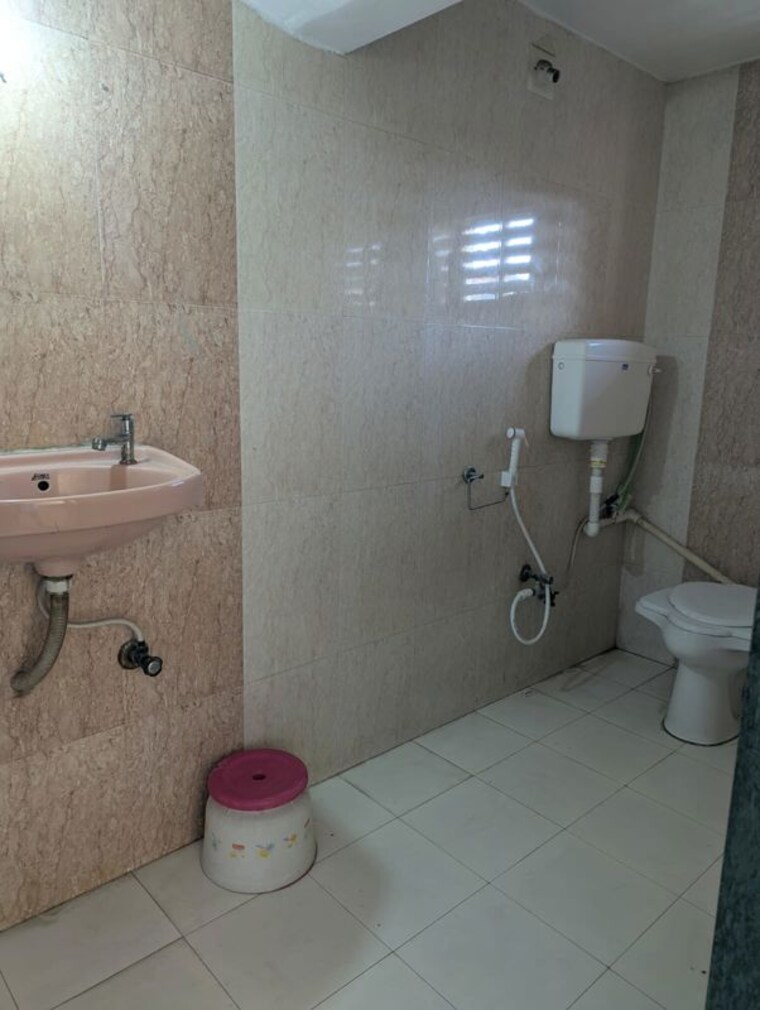 Bathroom, satellite 3 Bedroom 1800 Sq.Ft. Independent House In Satellite Ahmedabad 10332735