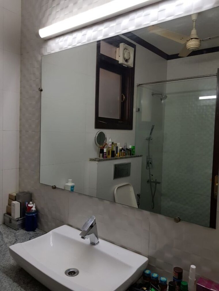 Bathroom, greater kailash i 4 Bedroom 3450 Sq.Ft. Builder Floor In Greater Kailash I Delhi 10332764