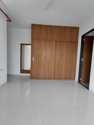 Room in 3 BHK Apartment at Runwal Nirvana, Parel – for Rent