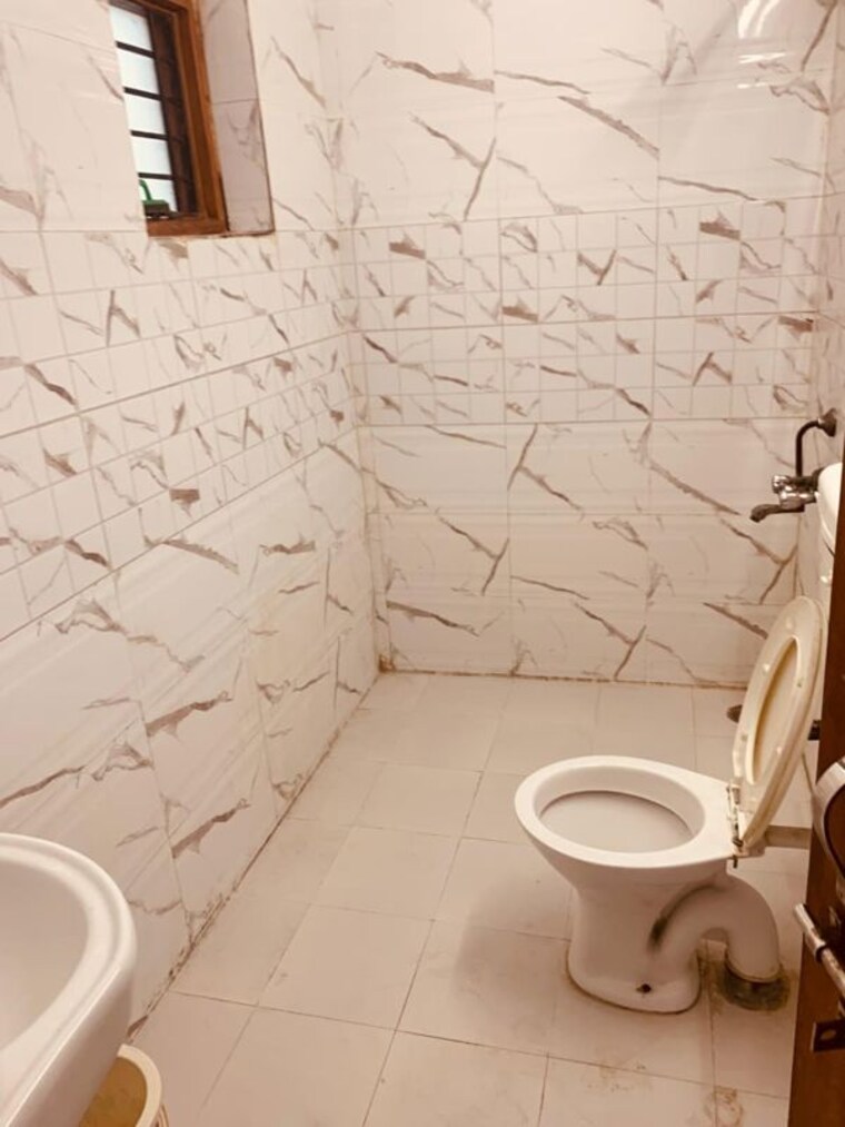Bathroom, sector 35 1 RK 200 Sq.Ft. Villa In Sector 35 Noida 10332938