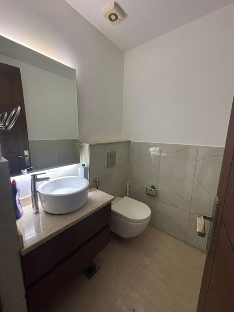 Bathroom, greater kailash i 4 Bedroom 300 Sq.Yd. Builder Floor In Greater Kailash I Delhi 10332953