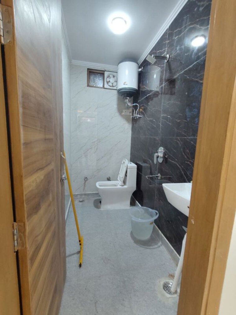 Bathroom, govindpuri 3 Bedroom 908 Sq.Ft. Builder Floor In Govindpuri Delhi 10332975