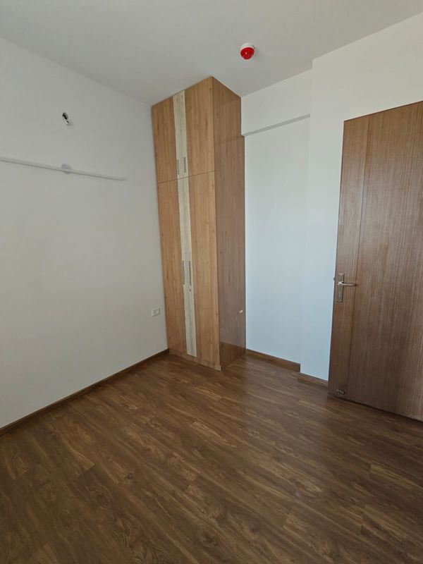 2.5 BHK + Study Room Apartment For Rent in The Center Court