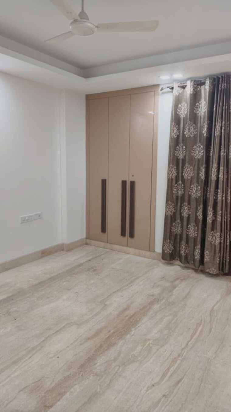 Room, new friends colony 3 Bedroom 500 Sq.Yd. Builder Floor In New Friends Colony Delhi 10333035