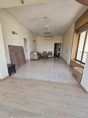 Room in 4 BHK Apartment at Rustomjee Seasons, Bandra East – for Rent