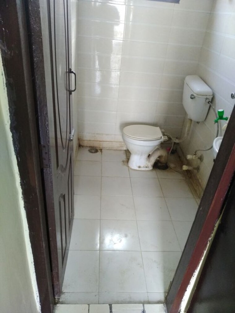 Bathroom, lajpat nagar 4 1 RK 341 Sq.Ft. Builder Floor In Lajpat Nagar 4 Delhi 10333065