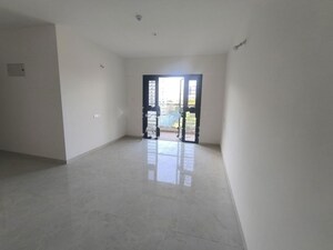 Room in 3 BHK Apartment at Kohinoor Shangrila, Pimpri – for Rent