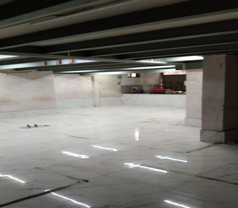  Parking, parel Commercial Shop 1500 Sq.Ft. In Parel Mumbai 10333306