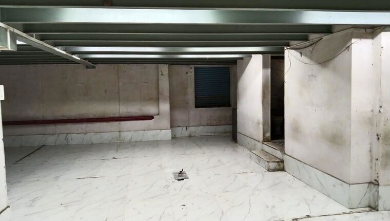  Parking, parel Commercial Shop 1500 Sq.Ft. In Parel Mumbai 10333306