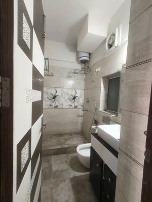 Bathroom in 2.5 BHK Apartment at DLF The Princeton Estate, Dlf Phase V – for Rent