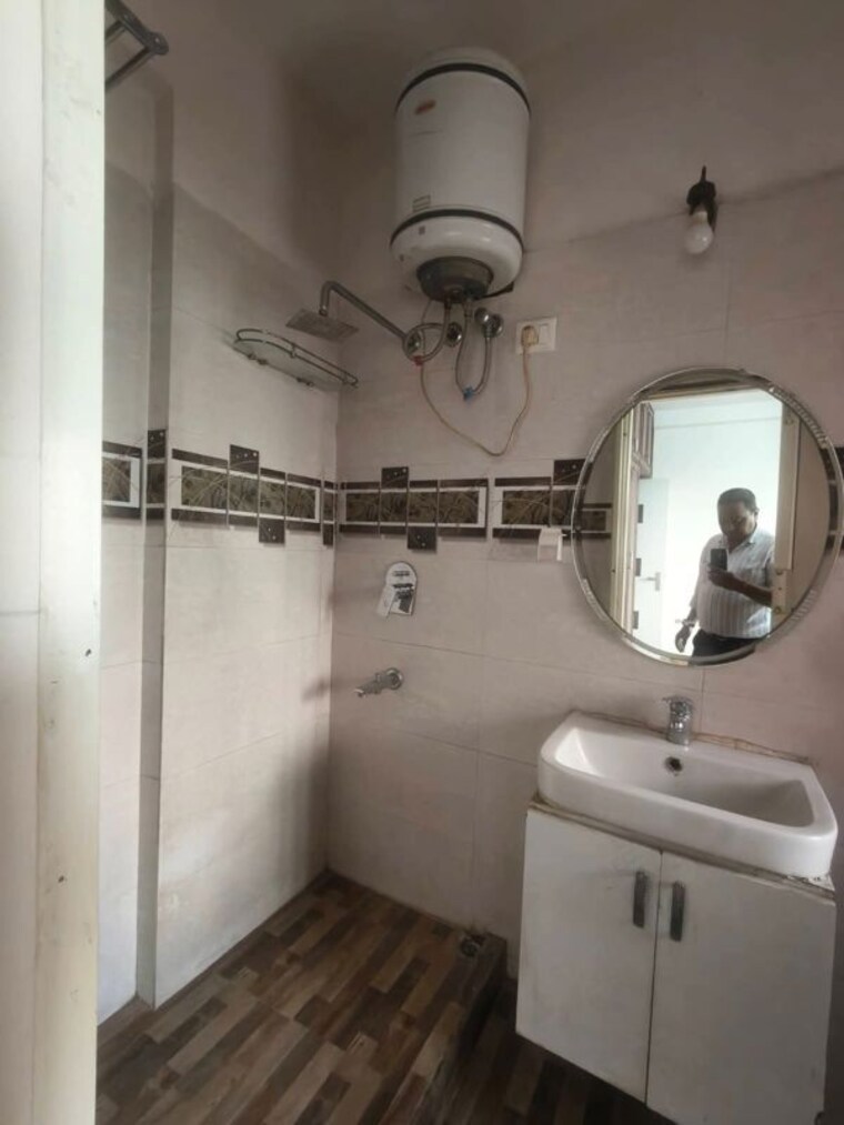 Bathroom, dlf-the-princeton-estate 2.5 Bedroom 1550 Sq.Ft. Apartment In Dlf Phase V Gurgaon 10333300