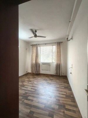 Room in 2.5 BHK Apartment at DLF The Princeton Estate, Dlf Phase V – for Rent