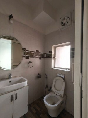 Bathroom in 2.5 BHK Apartment at DLF The Princeton Estate, Dlf Phase V – for Rent
