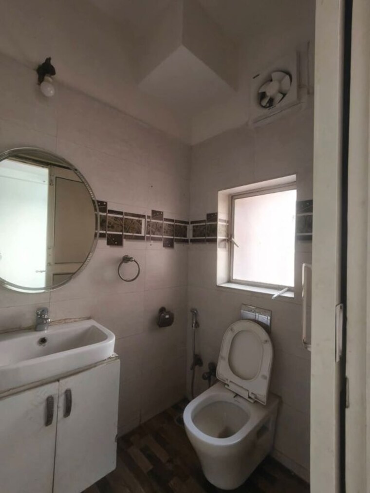 Bathroom, dlf-the-princeton-estate 2.5 Bedroom 1550 Sq.Ft. Apartment In Dlf Phase V Gurgaon 10333300