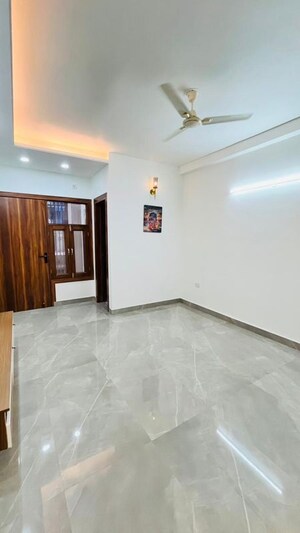 Room in 3 BHK Builder Floor at Vipul World Floors, Sector 48 – for Rent