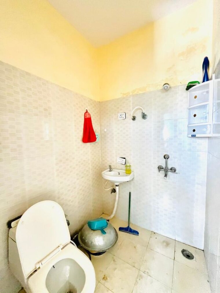 Bathroom, pir machalla Studio 600 Sq.Ft. Builder Floor In Pir Machalla Zirakpur 10333340
