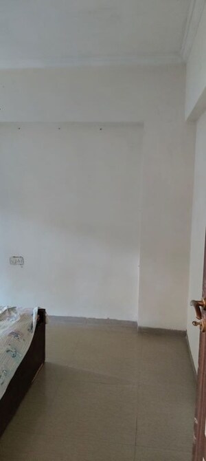 Room in 1 BHK Apartment at Aparna  Juhu, Juhu – for Rent