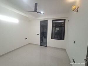 Room in 3 BHK Builder Floor at Vasant Kunj – for Rent