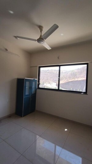 Room in 3 BHK Apartment at Shapoorji Pallonji Vanaha Golfland, Bavdhan – for Rent