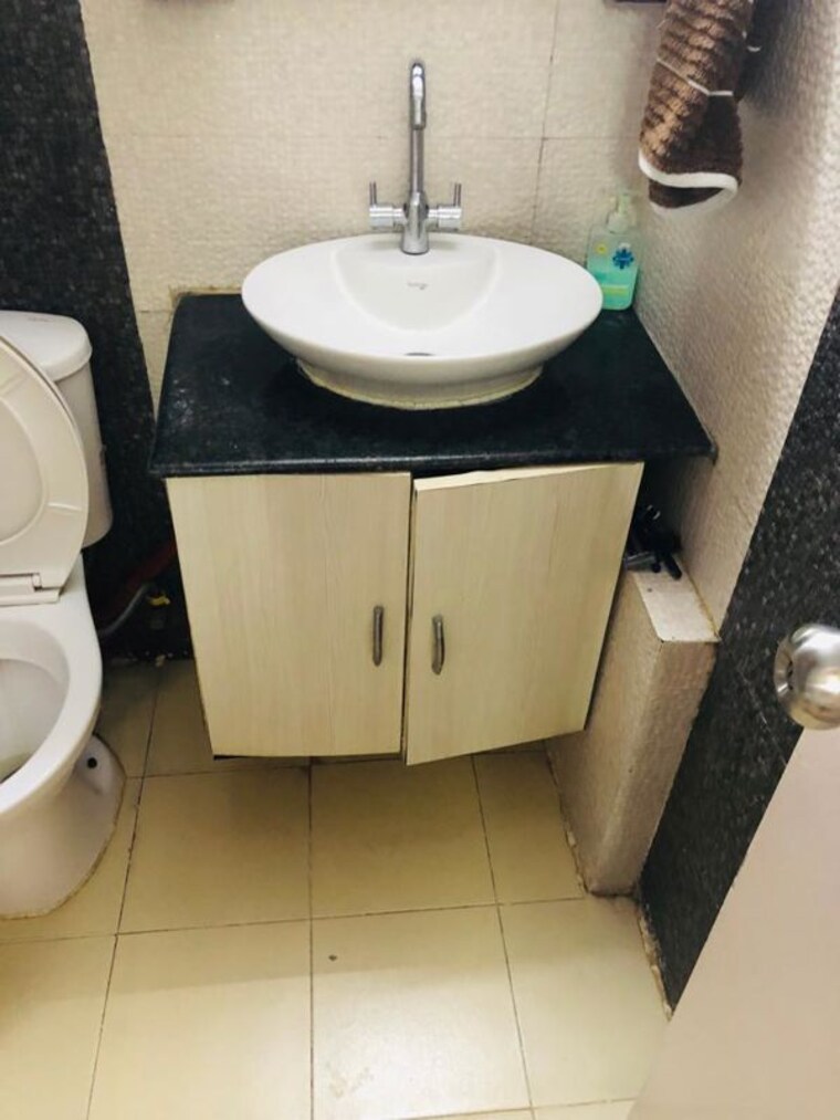 Bathroom, puri-pratham 3 Bedroom 1400 Sq.Ft. Apartment In Sector 84 Faridabad 10333550