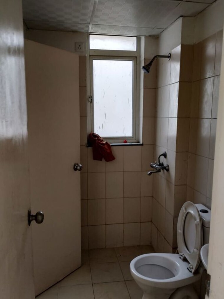 Bathroom, puri-pratham 2.5 Bedroom 1300 Sq.Ft. Apartment In Sector 84 Faridabad 10333673