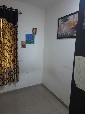 Room in 2 BHK Apartment at Gaur City 6th Avenue, Sector 4 Greater Noida – for Rent