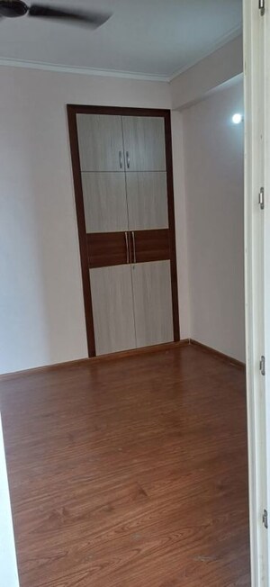 Room in 2 BHK Apartment at Amrapali Golf Homes, Sector 4 Greater Noida – for Rent