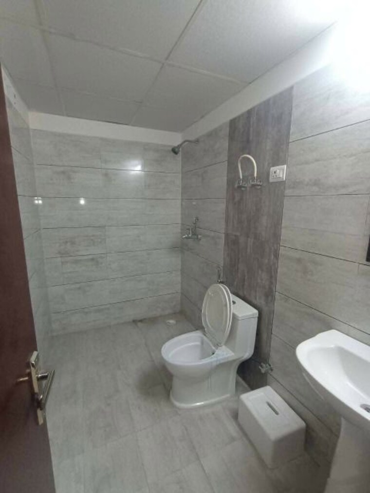 Bathroom, gulshan-bellina 2 Bedroom 1020 Sq.Ft. Apartment In Sector 16 Greater Noida Greater Noida 9309015