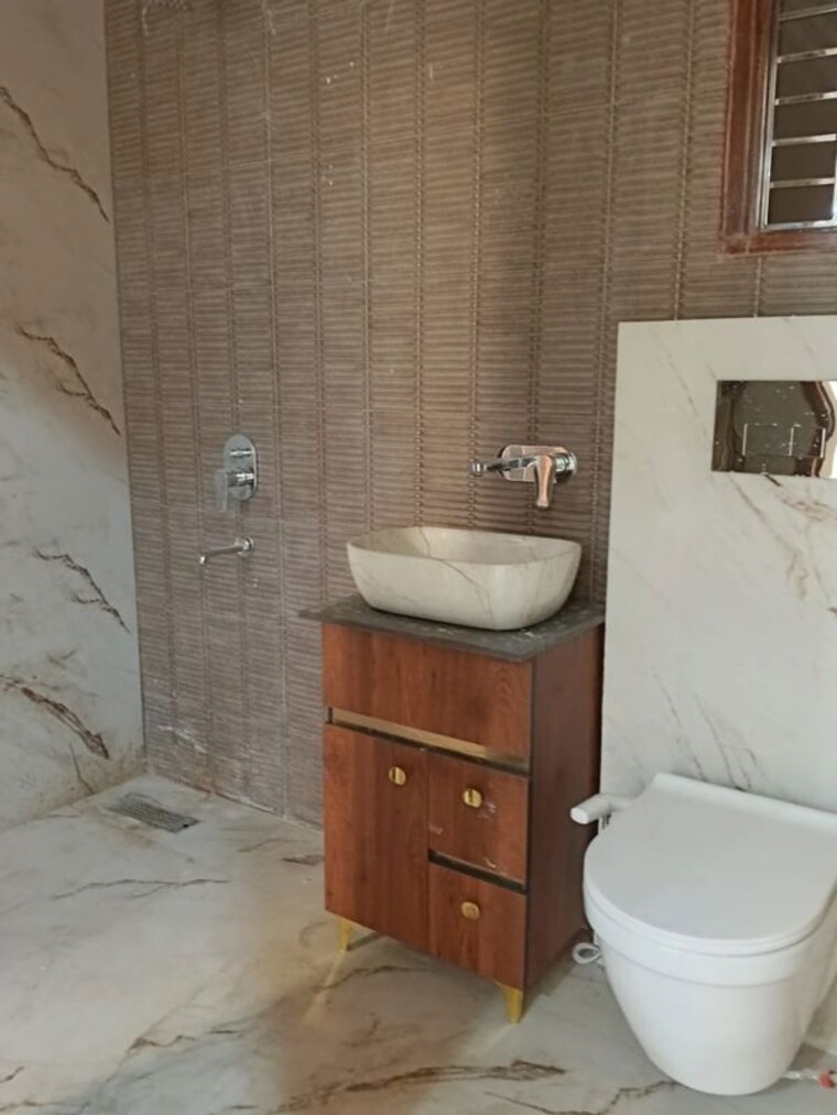 Bathroom, vaishali sector 3 3 Bedroom 160 Sq.Yd. Builder Floor In Vaishali Sector 3 Ghaziabad 10333951
