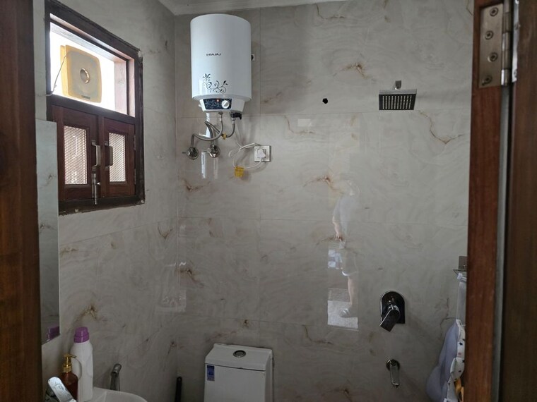 Bathroom, malibu town 3 Bedroom 200 Sq.Yd. Builder Floor In Malibu Town Gurgaon 10333995