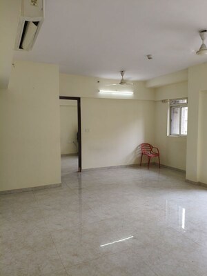 Room in 3 BHK Apartment at Lodha Amara, Kolshet Road – for Rent