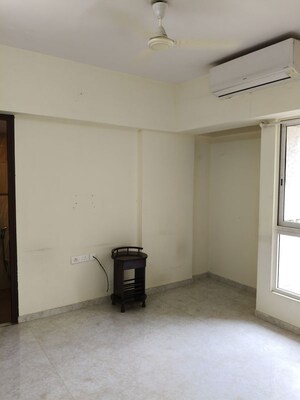 Room in 3 BHK Apartment at Lodha Amara, Kolshet Road – for Rent