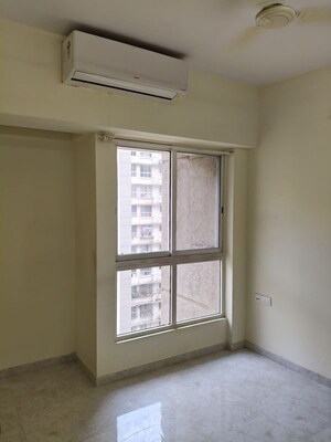 Room in 3 BHK Apartment at Lodha Amara, Kolshet Road – for Rent