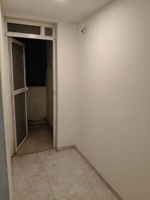 Room in 3 BHK Apartment at Lodha Amara, Kolshet Road – for Rent