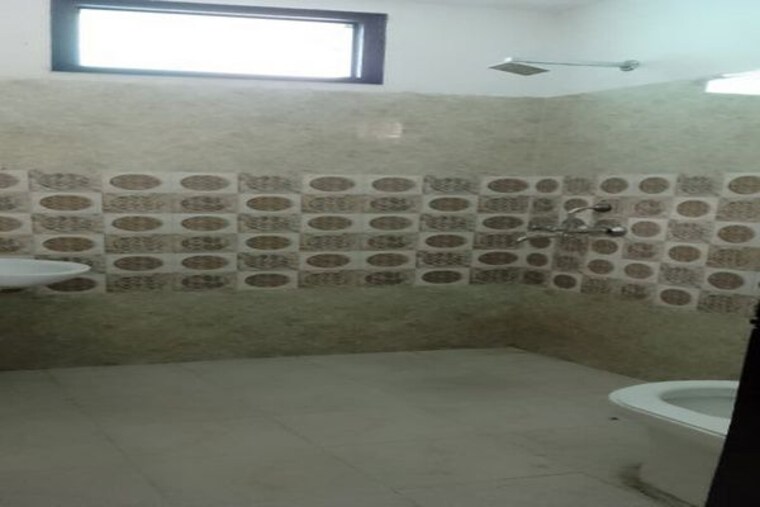  Parking, sector 46 2 Bedroom 150 Sq.Yd. Builder Floor In Sector 46 Gurgaon 10334011
