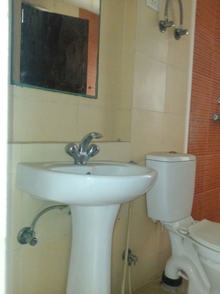 Bathroom, sector 16c greater noida 3 Bedroom 1370 Sq.Ft. Apartment In Sector 16c Greater Noida Greater Noida 10334136