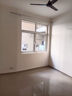 Room in 3 BHK Apartment at Sector 16c Greater Noida – for Rent